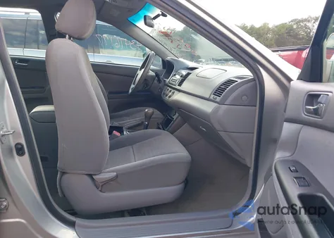 2005 Toyota Camry Le z USA, uszkodzony, nr VIN 4T1BE32K45U505125